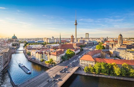 Berlin skyline panorama with TV tower and Spree river at  - Urheber @JFL Photography
